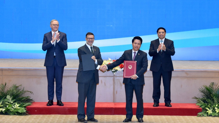 Lễ trao Bản ghi nhớ giữa Ngân hàng Nhà nước Việt Nam và Trung tâm Phân tích và Báo cáo giao dịch Australia (AUSTRAC) về Hợp tác trao đổi thông tin tình báo tài chính liên quan đến rửa tiền và tài trợ khủng bố. Lễ trao Bản ghi nhớ giữa Ngân hàng Nhà nước Việt Nam và Trung tâm Phân tích và Báo cáo giao dịch Australia (AUSTRAC) về Hợp tác trao đổi thông tin tình báo tài chính liên quan đến rửa tiền và tài trợ khủng bố.