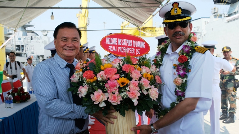 Tặng hoa chúc mừng sĩ quan chỉ huy và thủy thủ đoàn.