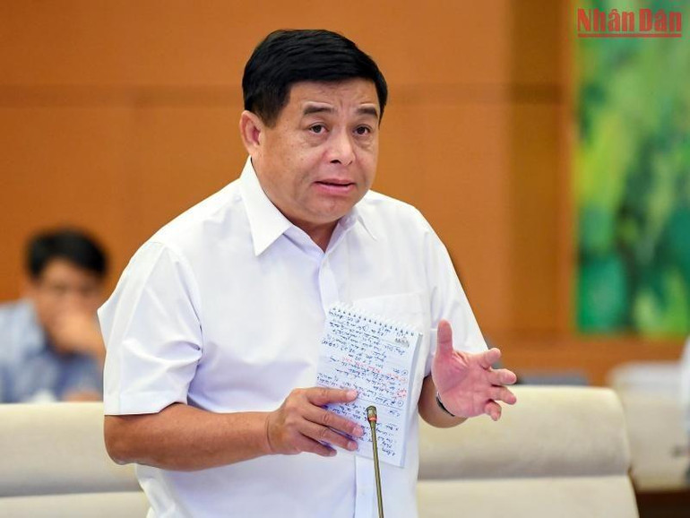 Bộ trưởng Kế hoạch và Đầu tư Nguyễn Chí Dũng phát biểu ý kiến tại phiên họp. (Ảnh Duy Linh)