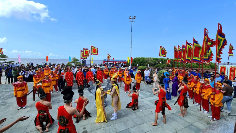 Văn nghệ chào mừng trước lễ viếng Đức Quốc Tổ Lạc Long Quân.