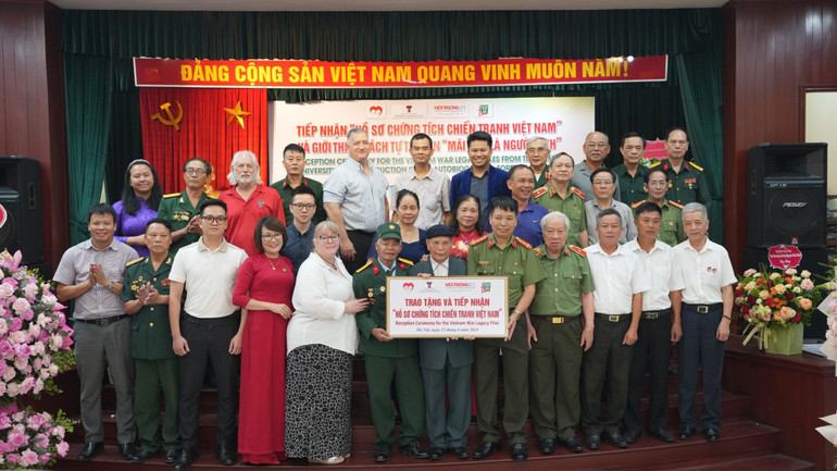 Đại diện các tổ chức trao tặng “Hồ sơ Chứng tích Chiến tranh Việt Nam” cho thân nhân liệt sĩ.