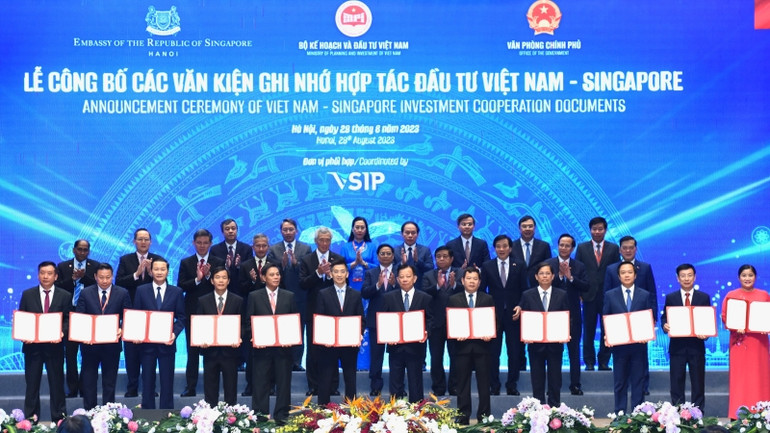 Thủ tướng Phạm Minh Chính và Thủ tướng Lý Hiển Long chứng kiến lễ trao các biên bản thỏa thuận hợp tác. Thủ tướng Phạm Minh Chính và Thủ tướng Lý Hiển Long chứng kiến lễ trao các biên bản thỏa thuận hợp tác.