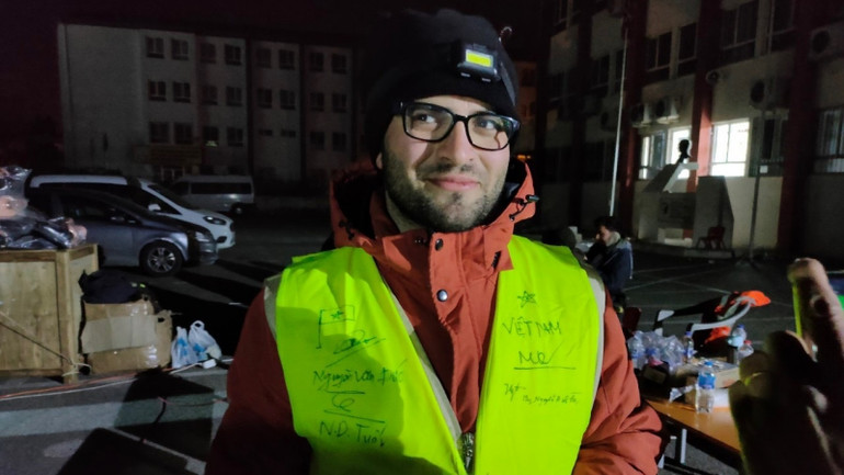 Aesir xin chữ ký của các thành viên đoàn cứu nạn, cứu hộ Công an Việt Nam. (Ảnh: Lực lượng cứu hộ, cứu nạn Đoàn Công an Việt Nam cung cấp) Aesir xin chữ ký của các thành viên đoàn cứu nạn, cứu hộ Công an Việt Nam. (Ảnh: Lực lượng cứu hộ, cứu nạn Đoàn Công an Việt Nam cung cấp)