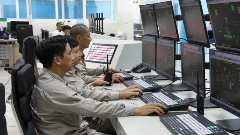 Nhờ bàn tay, khối óc của đội ngũ quản lý, vận hành và bảo dưỡng sửa chữa mà Nhà máy luôn bảo đảm sản xuất an toàn, ổn định, liên tục và hiệu quả suốt 2 thập niên qua. Nhờ bàn tay, khối óc của đội ngũ quản lý, vận hành và bảo dưỡng sửa chữa mà Nhà máy luôn bảo đảm sản xuất an toàn, ổn định, liên tục và hiệu quả suốt 2 thập niên qua.