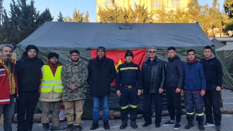 Ông BAS Abdulhalik, Cục trưởng Cục Chính sách Giáo dục Thổ Nhĩ Kỳ cũng đã đến thăm và cảm ơn đoàn cứu nạn trước khi đoàn đi đến địa điểm mới. (Ảnh: Lực lượng cứu hộ, cứu nạn Đoàn Công an Việt Nam cung cấp) Ông BAS Abdulhalik, Cục trưởng Cục Chính sách Giáo dục Thổ Nhĩ Kỳ cũng đã đến thăm và cảm ơn đoàn cứu nạn trước khi đoàn đi đến địa điểm mới. (Ảnh: Lực lượng cứu hộ, cứu nạn Đoàn Công an Việt Nam cung cấp)