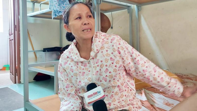 Người mẹ đơn thân kể về hành trình chữa bệnh và cõng con đến trường trong 12 năm qua.