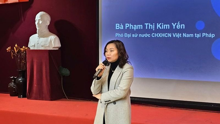 Phó Đại sứ Phạm Thị Kim Yến tin tưởng, với tình yêu quê hương, cộng đồng trí thức Việt Nam tại Pháp nói riêng và tại châu Âu nói chung sẽ đóng góp bằng nhiều cách thức khác nhau vào quá trình xây dựng và phát triển đất nước. (Ảnh: KHẢI HOÀN)