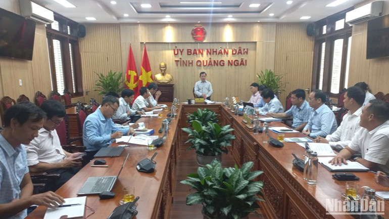 Chủ tịch Ủy ban nhân dân tỉnh Quảng Ngãi phát biểu kết luận tại cuộc họp.