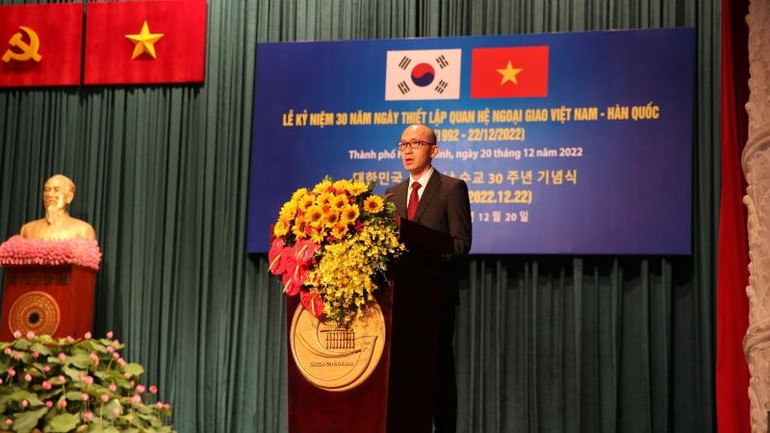 Tổng Lãnh sự Hàn Quốc tại Thành phố Hồ Chí Minh Kang Myongil phát biểu tại lễ kỷ niệm. (Ảnh: LONG HỒ)