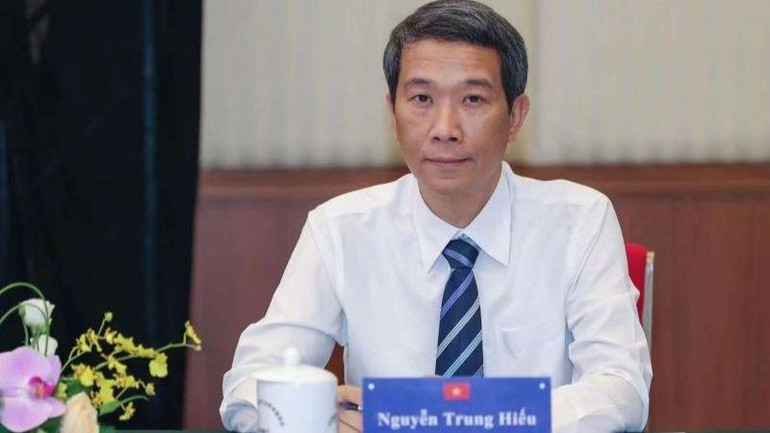 Tổng Lãnh sự Việt Nam tại Côn Minh Nguyễn Trung Hiếu tham dự hội đàm tại điểm cầu tỉnh Vân Nam.