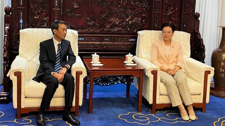 Phó Chủ nhiệm Ban Thường vụ Đại hội đại biểu nhân dân tỉnh Vân Nam Vương Thụ Phần và Tổng Lãnh sự Nguyễn Trung Hiếu trao đổi ý kiến trước hội đàm.