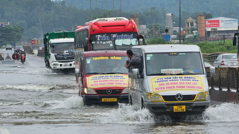 Phương tiện chở hàng thiết yếu cứu trợ vùng ngập lũ.