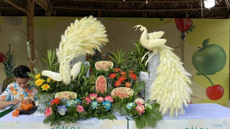 Trái cây được cắt tỉa, tạo hình đặc sắc.