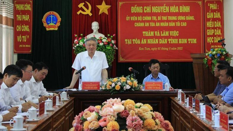 Đồng chí Nguyễn Hòa Bình phát biểu tại buổi làm việc với Tòa án nhân dân tỉnh Kon Tum.