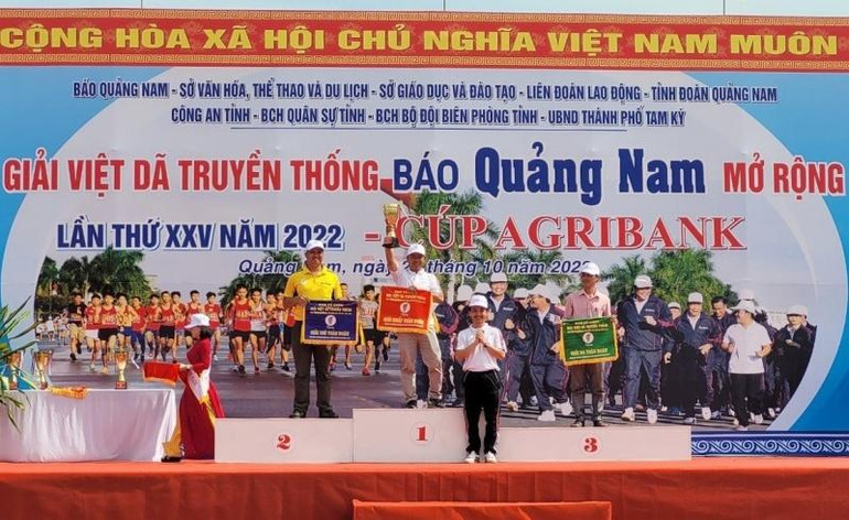 Ban Tổ chức trao giải toàn đoàn khối học sinh-sinh viên các trường cao đẳng, đại học.