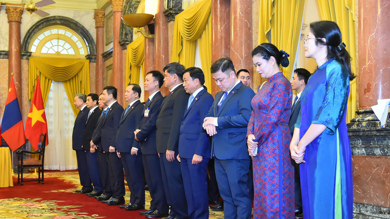 Đoàn đại biểu Việt Nam tham dự lễ ký kết các văn kiện hợp tác giữa hai nước.