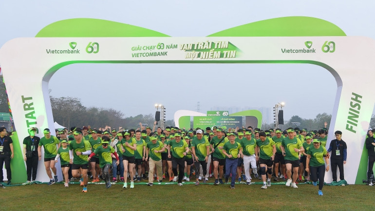 Ban lãnh đạo cùng hơn 3.000 vận động viên là cán bộ, người thân và khách hàng của Vietcombank tại điểm cầu Hà Nội khởi động và tham gia giải chạy 60 năm Vietcombank “Vạn trái tim - Một niềm tin”, đóng góp cho Quỹ “Vững tương lai”. Ban lãnh đạo cùng hơn 3.000 vận động viên là cán bộ, người thân và khách hàng của Vietcombank tại điểm cầu Hà Nội khởi động và tham gia giải chạy 60 năm Vietcombank “Vạn trái tim - Một niềm tin”, đóng góp cho Quỹ “Vững tương lai”.