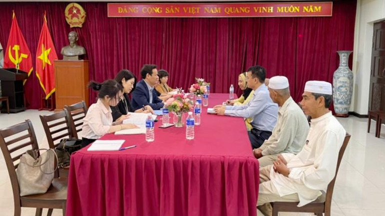 Đoàn đi thăm cơ sở sản xuất của một người Việt Nam tại Malaysia. (Ảnh: Ủy ban Nhà nước về người Việt Nam ở nước ngoài)