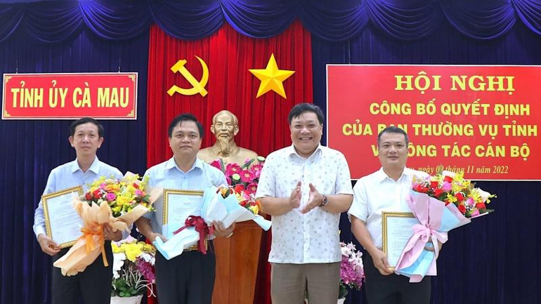 Phó Bí thư Thường trực Tỉnh ủy Cà Mau trao Quyết định và hoa chúc mừng đồng chí Tô Hoài Phương, Lê Tuấn Hải và Nguyễn Ngọc Thảo được giao nhiệm vụ mới.