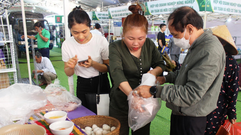Khách hàng chọn mua sản phẩm chăn nuôi an toàn ở Thanh Hóa.