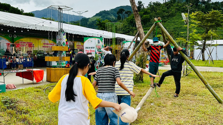 Các em nhỏ hứng thú với những trò chơi dân gian tổ chức tại lễ hội sâm Ngọc Linh lần thứ V.