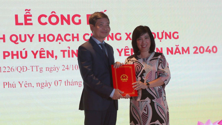 Bà Trần Thu Hằng, Vụ trưởng Vụ quy hoạch kiến trúc, Bộ Xây Dựng trao quyết định điều chỉnh quy hoạch chung xây dựng Khu kinh tế nam Phú Yên cho ông Tạ Anh Tuấn, Chủ tịch UBND tỉnh Phú Yên. Bà Trần Thu Hằng, Vụ trưởng Vụ quy hoạch kiến trúc, Bộ Xây Dựng trao quyết định điều chỉnh quy hoạch chung xây dựng Khu kinh tế nam Phú Yên cho ông Tạ Anh Tuấn, Chủ tịch UBND tỉnh Phú Yên.