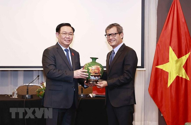 Chủ tịch Quốc hội Vương Đình Huệ tặng quà lưu niệm cho đại biểu. (Ảnh: Doãn Tấn/TTXVN)