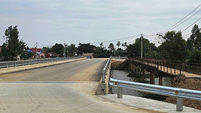 Cầu Tiên Long ở xã Quảng Trường, huyện Quảng Xương đã đưa vào khai thác, thay thế cây cầu cũ xuống cấp.