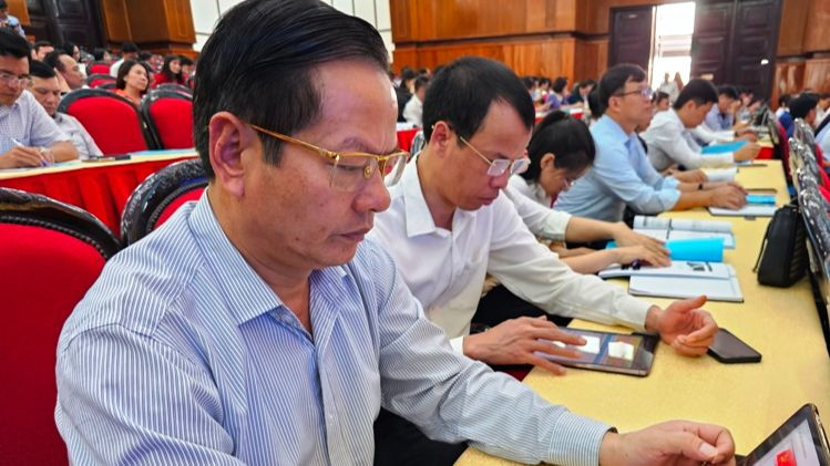 Các cán bộ nghiên cứu, quán triệt các bộ luật mới ban hành.