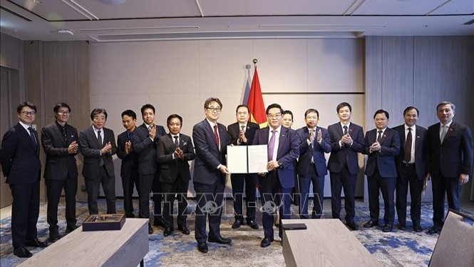 Chủ tịch Quốc hội Trần Thanh Mẫn chứng kiến trao Biên bản ghi nhớ hợp tác đào tạo giáo dục giữa Đại học Hiroshima (HU) và Tập đoàn Sovico. (Ảnh: Doãn Tấn/TTXVN)