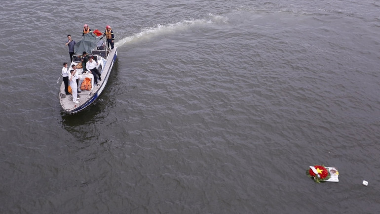 Vòng hoa tưởng niệm được thả xuống biển, tưởng nhớ các Anh hùng, liệt sĩ Gạc Ma.