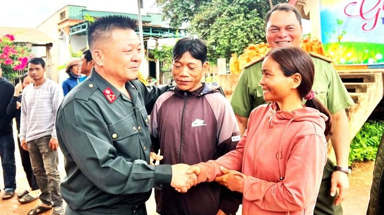 Thượng tá Nguyễn Công Hòa, Trưởng Công an huyện Ea H'leo thăm hỏi, động viên các hộ dân nỗ lực lao động để cuộc sống ngày càng ấm no, hạnh phúc.