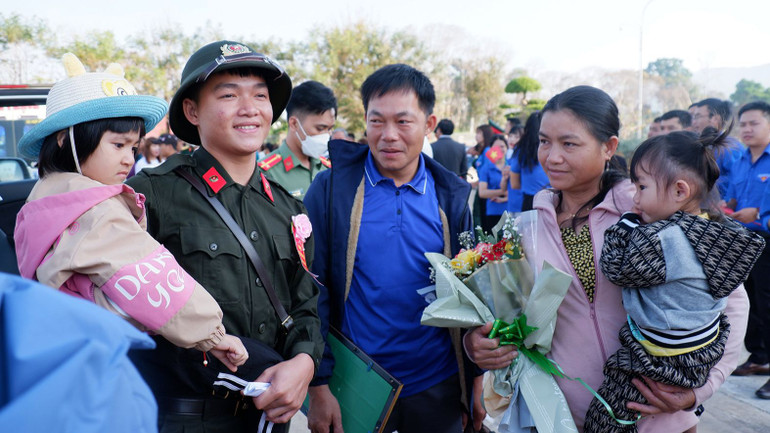Người nhà động viên các tân binh ra sức rèn luyện, học tập trong môi trường quân ngũ.