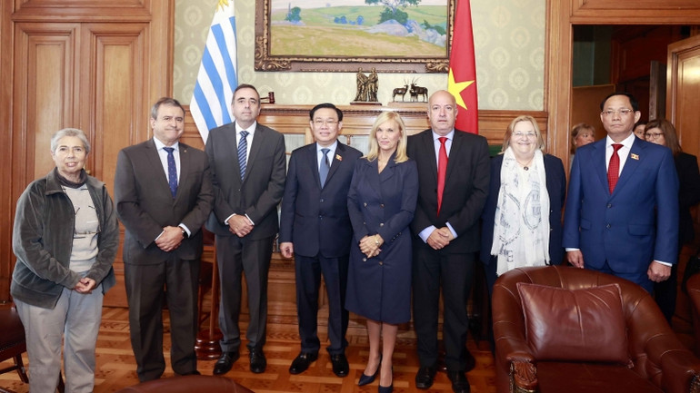 Chủ tịch Quốc hội Vương Đình Huệ với Chủ tịch Thượng viện Uruguay Beatriz Argimon và Chủ tịch Hạ viện Uruguay Sebastian Andujar cùng các đại biểu. (Ảnh: Doãn Tấn/TTXVN)