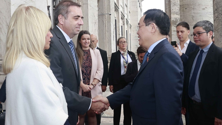 Chủ tịch Thượng viện Uruguay Beatriz Argimon và Chủ tịch Hạ viện Uruguay Sebastian Andujar đón Chủ tịch Quốc hội Vương Đình Huệ. (Ảnh: Doãn Tấn/TTXVN)