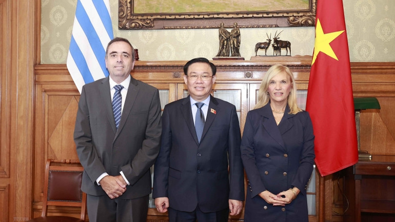 Chủ tịch Quốc hội Vương Đình Huệ chụp ảnh chung với Chủ tịch Thượng viện Beatriz Argimon và Chủ tịch Hạ viện Uruguay Sebastian Andujar. (Ảnh: Doãn Tấn/TTXVN)