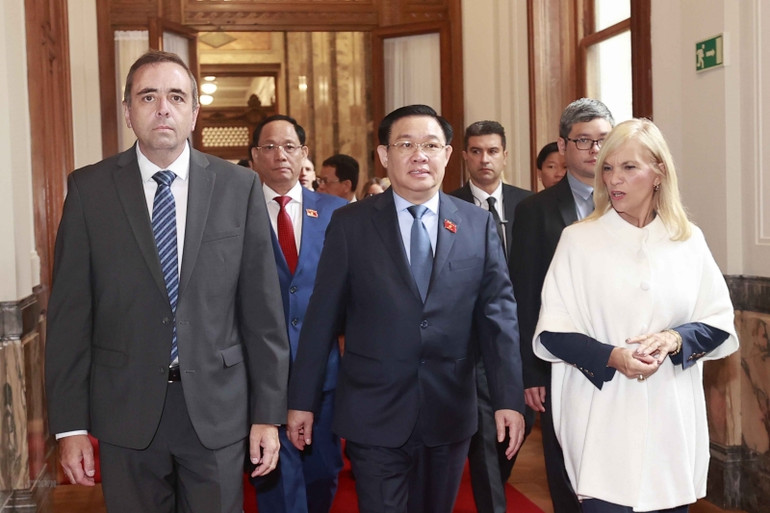 Chủ tịch Thượng viện Uruguay Beatriz Argimon và Chủ tịch Hạ viện Uruguay Sebastian Andujar đón Chủ tịch Quốc hội Vương Đình Huệ. (Ảnh: Doãn Tấn/TTXVN)