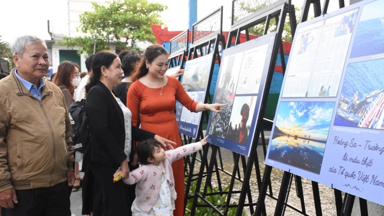 Triển lãm được tổ chức tại Nhà trưng bày Hoàng Sa. Triển lãm được tổ chức tại Nhà trưng bày Hoàng Sa.