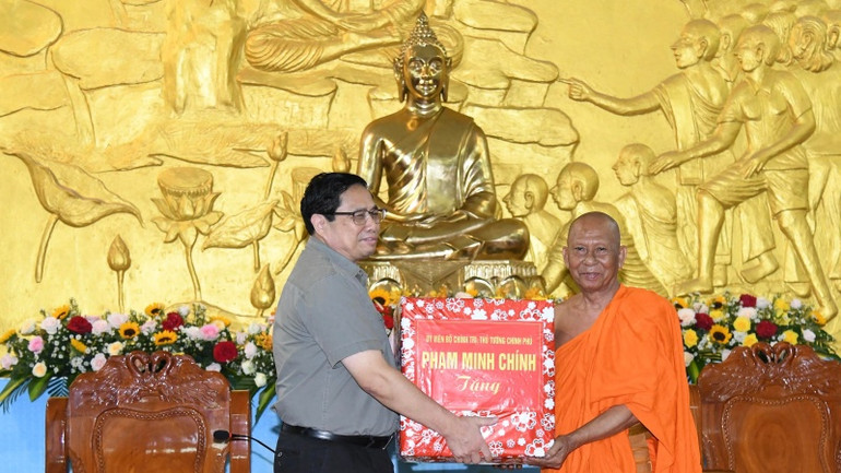 Thủ tướng Phạm Minh Chính tặng quà, chúc mừng Hội Đoàn kết sư sãi yêu nước tỉnh Trà Vinh. Thủ tướng Phạm Minh Chính tặng quà, chúc mừng Hội Đoàn kết sư sãi yêu nước tỉnh Trà Vinh.
