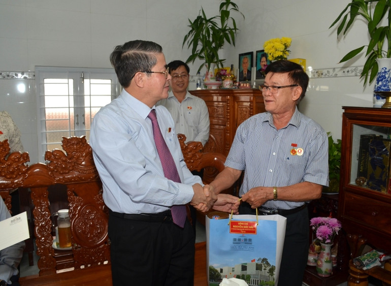 Phó Chủ tịch Quốc hội Nguyễn Đức Hải đến thăm và tặng quà cho ông Đào Tiến Vinh, sinh năm 1948, là thương-bệnh binh 21% ở thôn Mỹ Khê, xã Tam Thanh. Phó Chủ tịch Quốc hội Nguyễn Đức Hải đến thăm và tặng quà cho ông Đào Tiến Vinh, sinh năm 1948, là thương-bệnh binh 21% ở thôn Mỹ Khê, xã Tam Thanh.