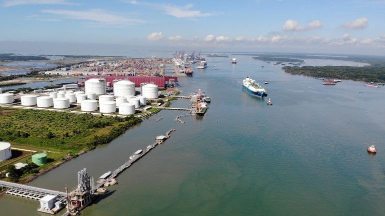 Chuyến tàu nhập khẩu LNG đầu tiên của Việt Nam cập bến kho cảng Thị Vải.