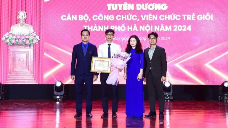 Anh Bùi Văn Tiên được Thành đoàn Hà Nội vinh danh “Cán bộ, công chức, viên chức trẻ giỏi" Thành phố Hà Nội năm 2024.