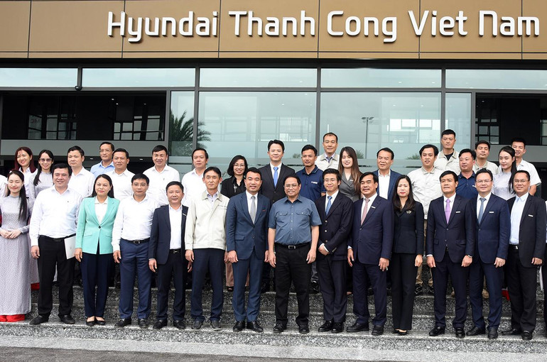 Thủ tướng Phạm Minh Chính chụp ảnh lưu niệm với cán bộ nhân viên Tập đoàn Thành Công (TC Group).