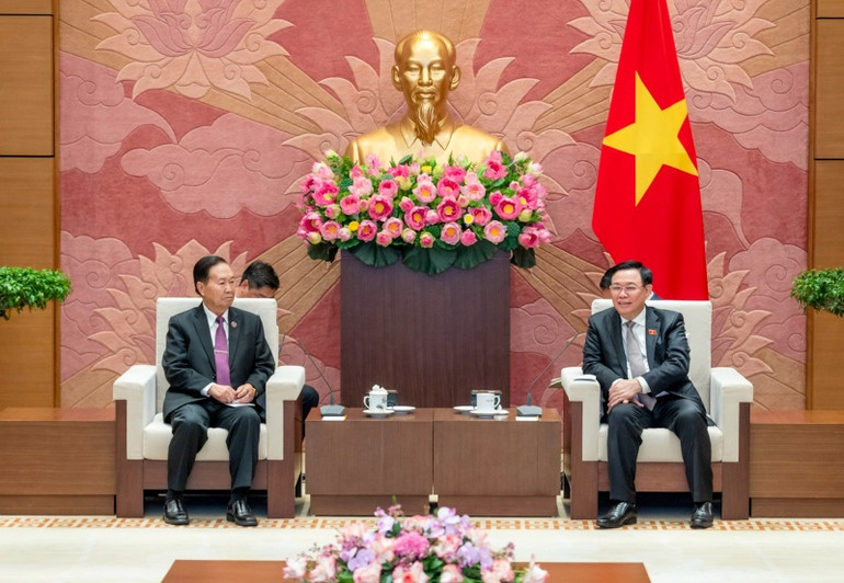 Chủ tịch Quốc hội Vương Đình Huệ và Phó Chủ tịch Quốc hội Lào Chaleun Yiapaoher tại buổi tiếp. (Ảnh: DUY LINH)