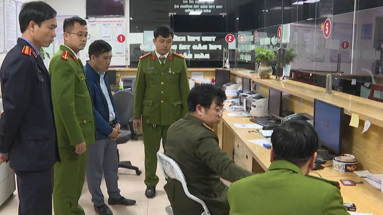 Cán bộ Phòng Cảnh sát kinh tế khám xét nơi làm việc của Giám đốc Trung tâm đăng kiểm xe cơ giới số 19-01V Phú Thọ.