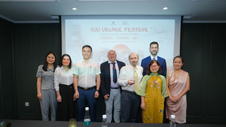 Các đơn vị trong và ngoài nước hợp tác tổ chức sự kiện ở làng Cựu.