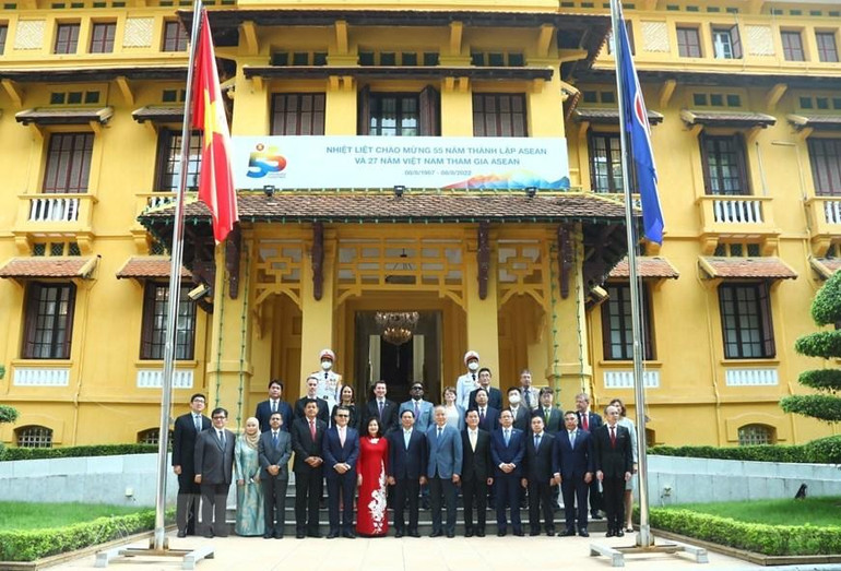 Đại diện các nước thành viên ASEAN chụp ảnh lưu niệm tại Lễ Thượng cờ. (Ảnh: Văn Điệp/TTXVN)