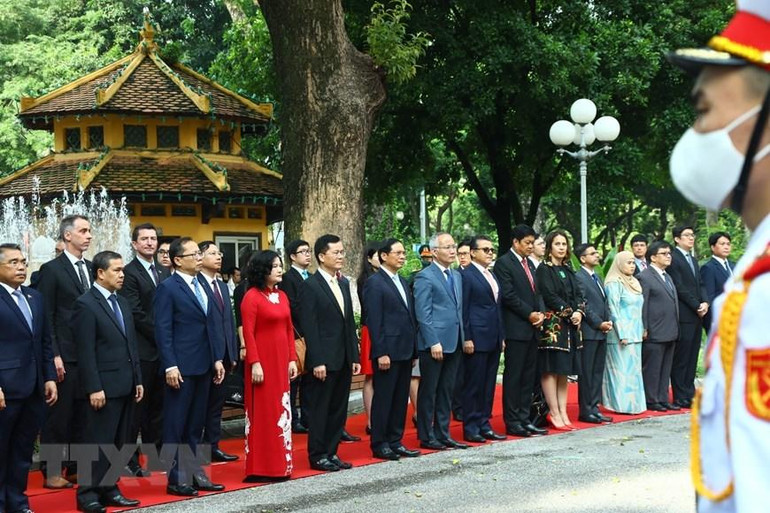Đại diện các nước thành viên ASEAN cùng các đại biểu dự Lễ Thượng cờ. (Ảnh: Văn Điệp/TTXVN)