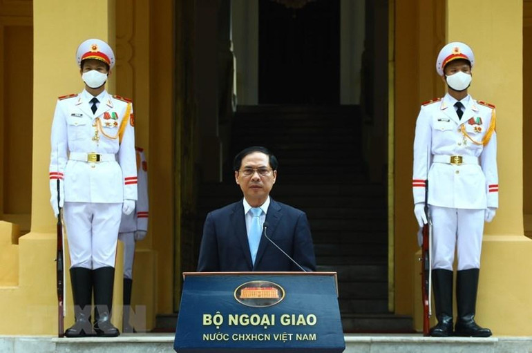Bộ trưởng Ngoại giao Bùi Thanh Sơn phát biểu tại Lễ Thượng cờ. (Ảnh: Văn Điệp/TTXVN)