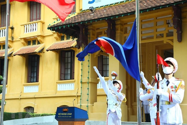 Lực lượng tiêu binh thực hiện nghi thức thượng cờ ASEAN.(Ảnh: Văn Điệp/TTXVN)